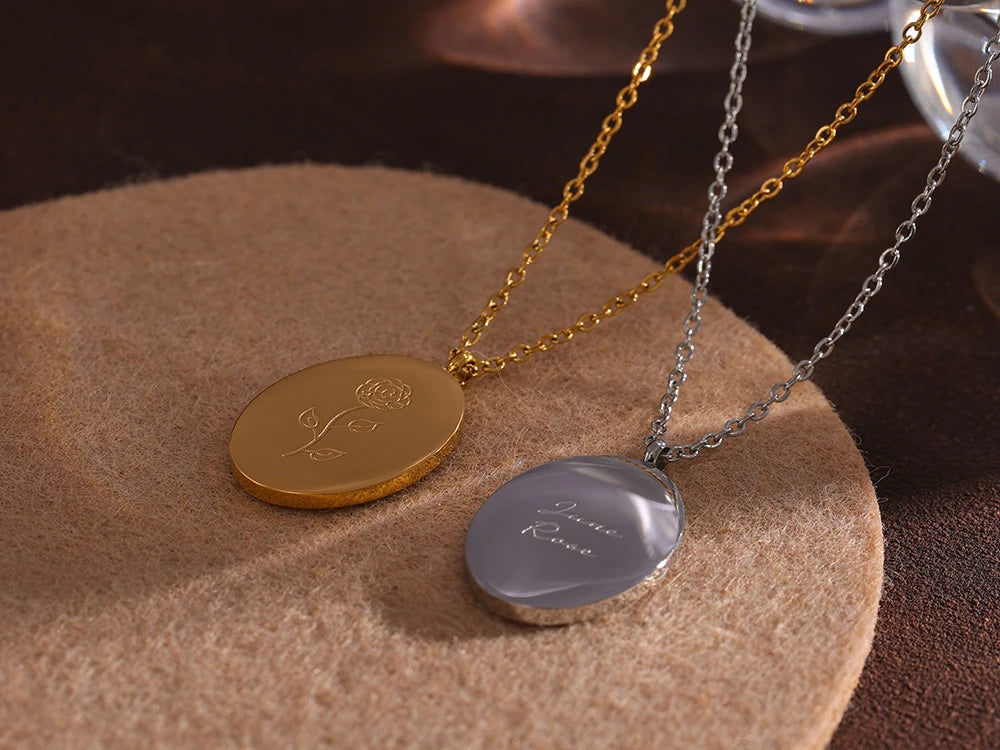 Flower chain necklace in gold-plated stainless steel.