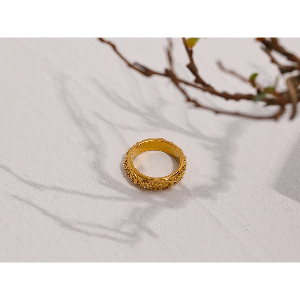 Star moon sun ring in 18K gold-plated stainless steel.