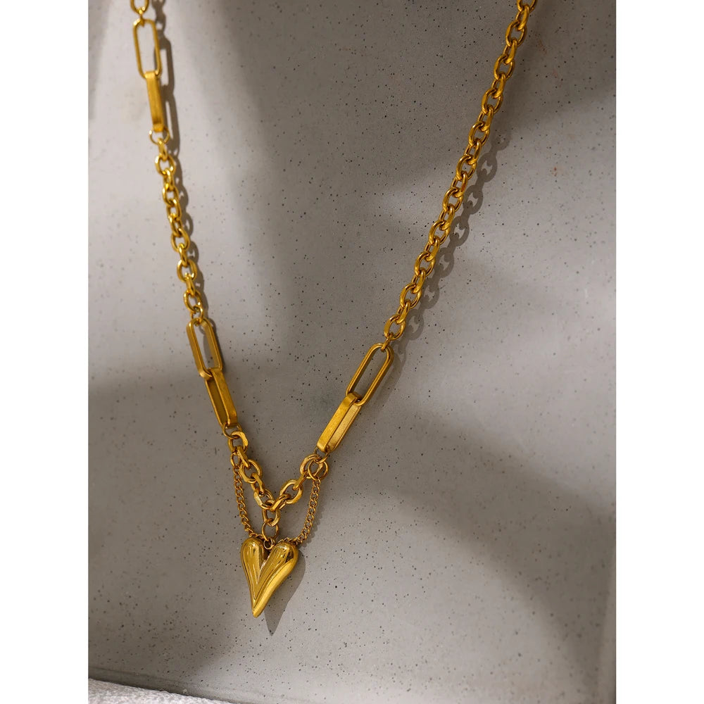 Heart hammered geometric necklace in 18K gold-plated stainless steel.