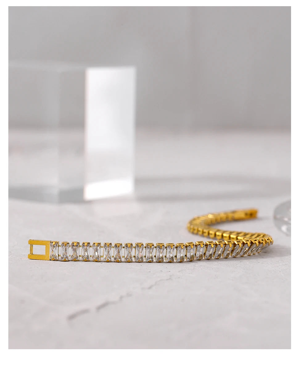 Cubic zirconia geometric bracelet in gold-plated stainless steel with cubic zirconia.