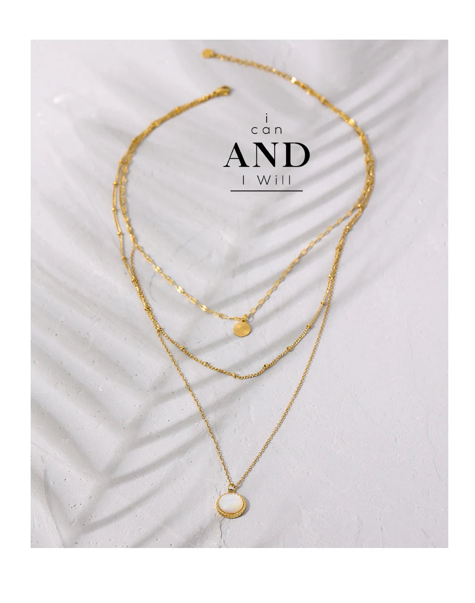 Coin hammered boho necklace in gold-plated stainless steel.