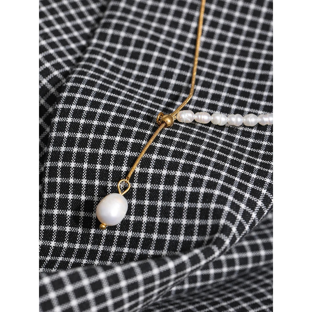 Freshwater pearl geometric chain necklace in gold-plated stainless steel with freshwater pearl.