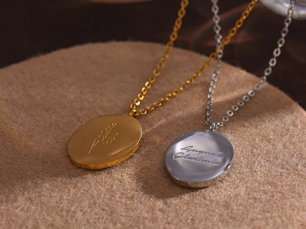 Flower chain necklace in gold-plated stainless steel.