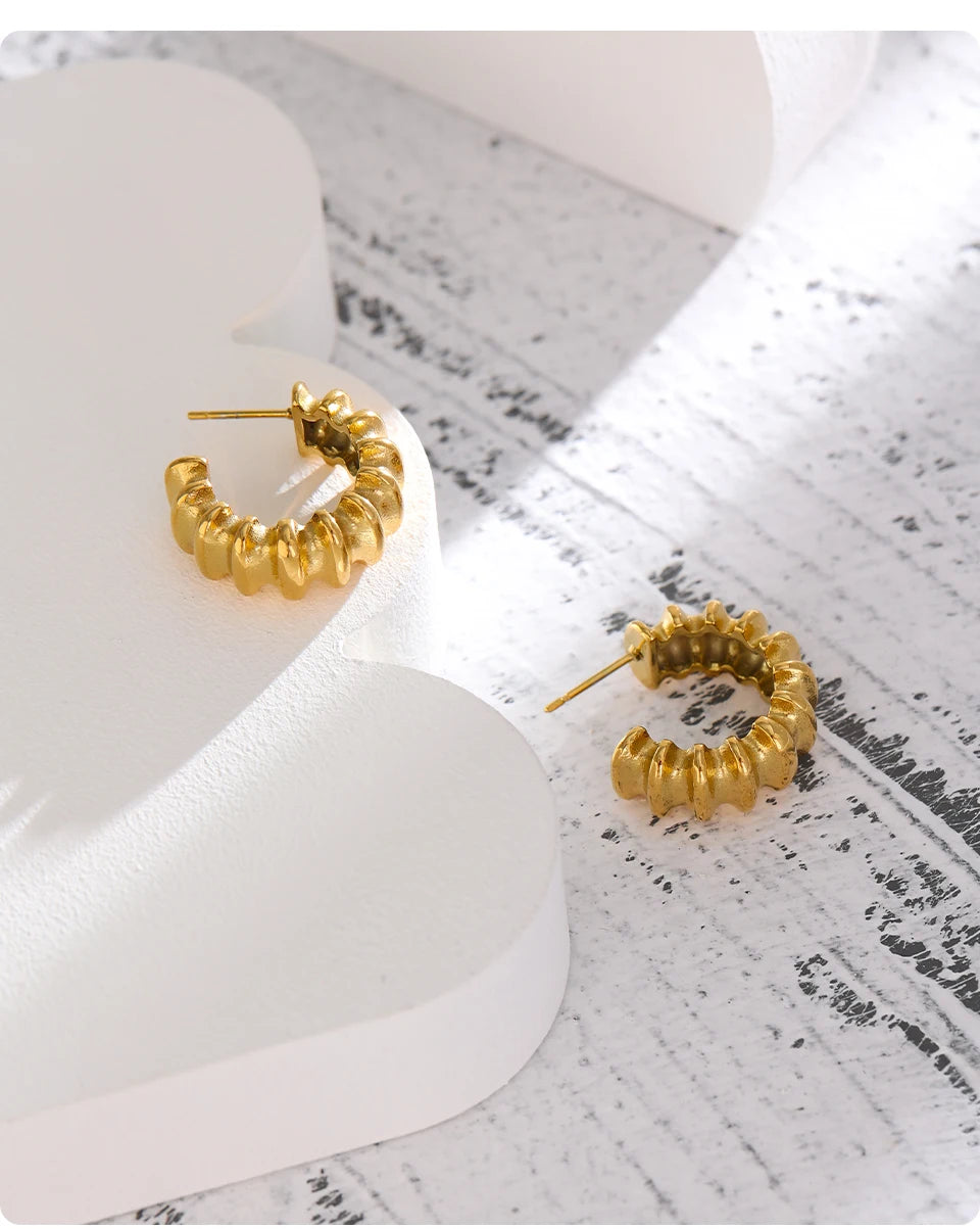 Minimalist geometric earrings in 18K gold-plated stainless steel.