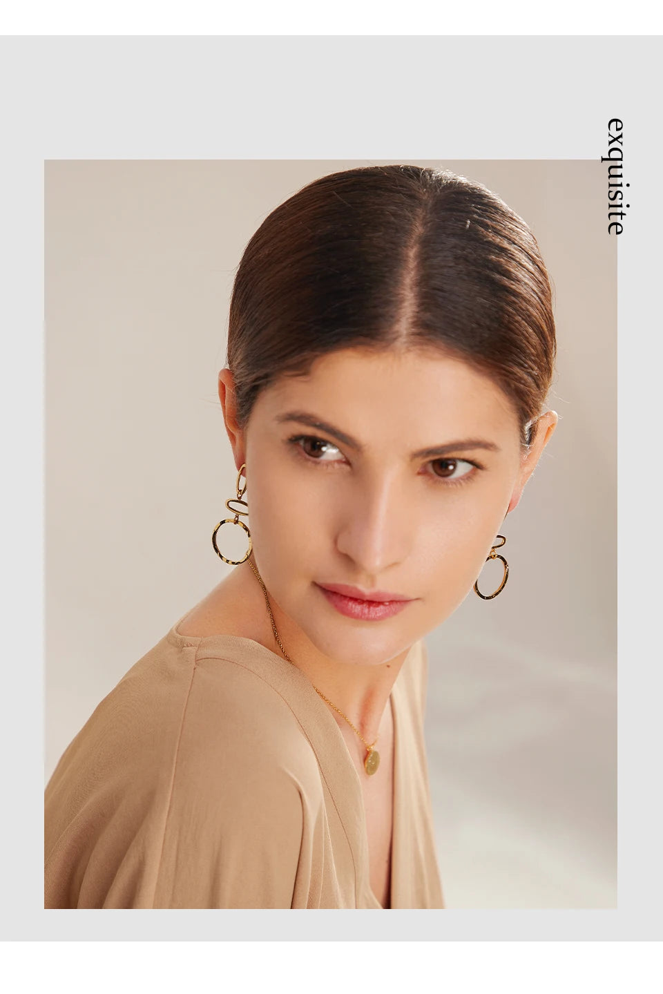 Hammered minimalist geometric earrings in gold-plated stainless steel.