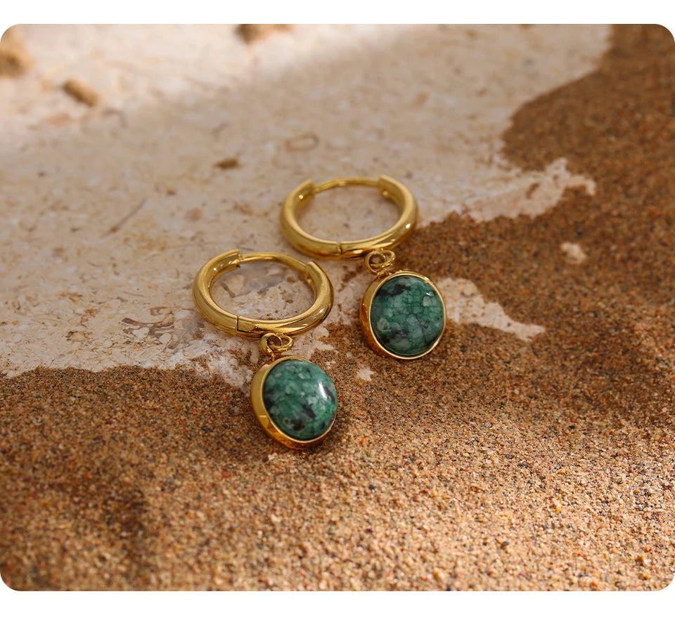Green natural stone geometric earrings in gold-plated stainless steel with natural stone.