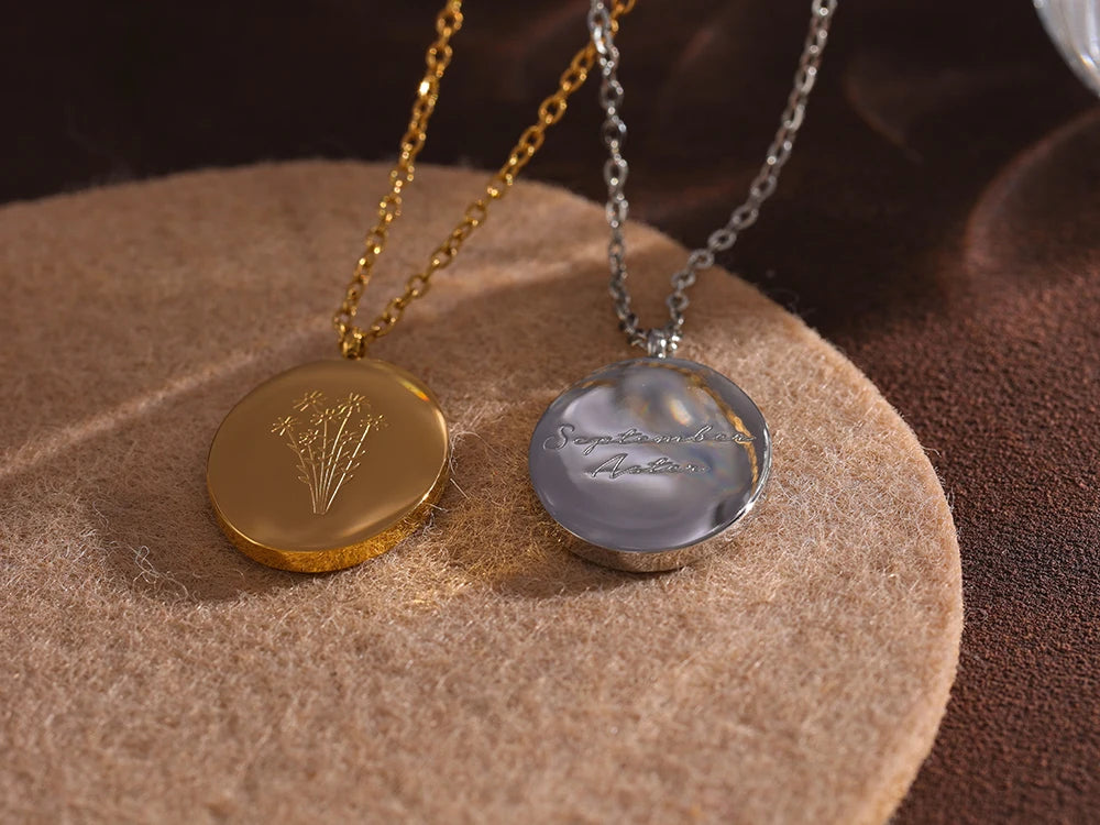 Flower chain necklace in gold-plated stainless steel.