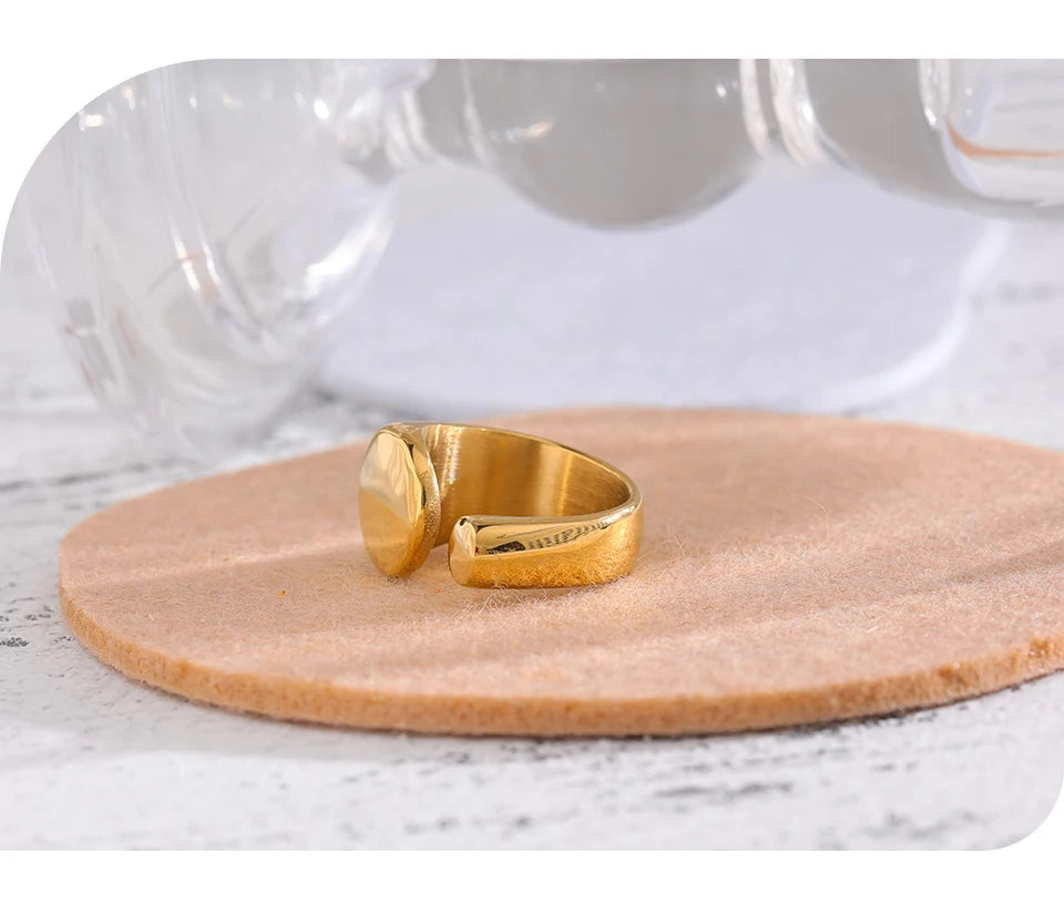 Geometric ring in 18K gold-plated stainless steel.