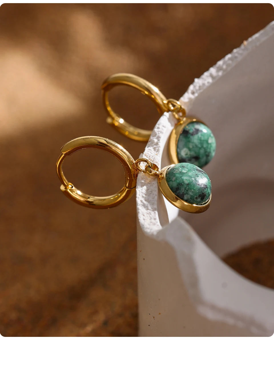 Green natural stone geometric earrings in gold-plated stainless steel with natural stone.