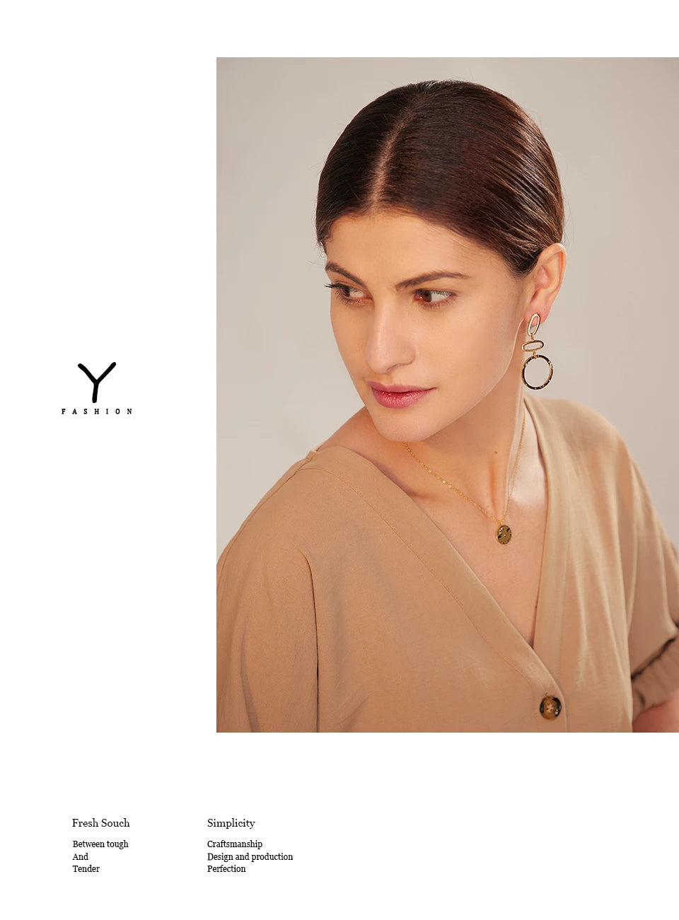 Hammered minimalist geometric earrings in gold-plated stainless steel.