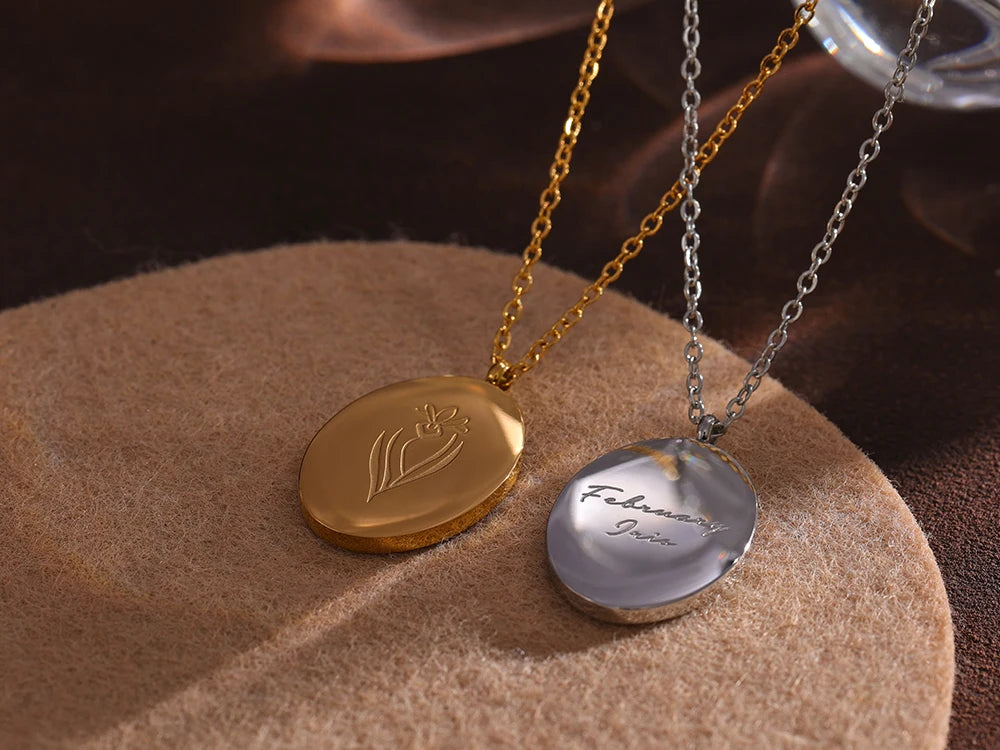Flower chain necklace in gold-plated stainless steel.