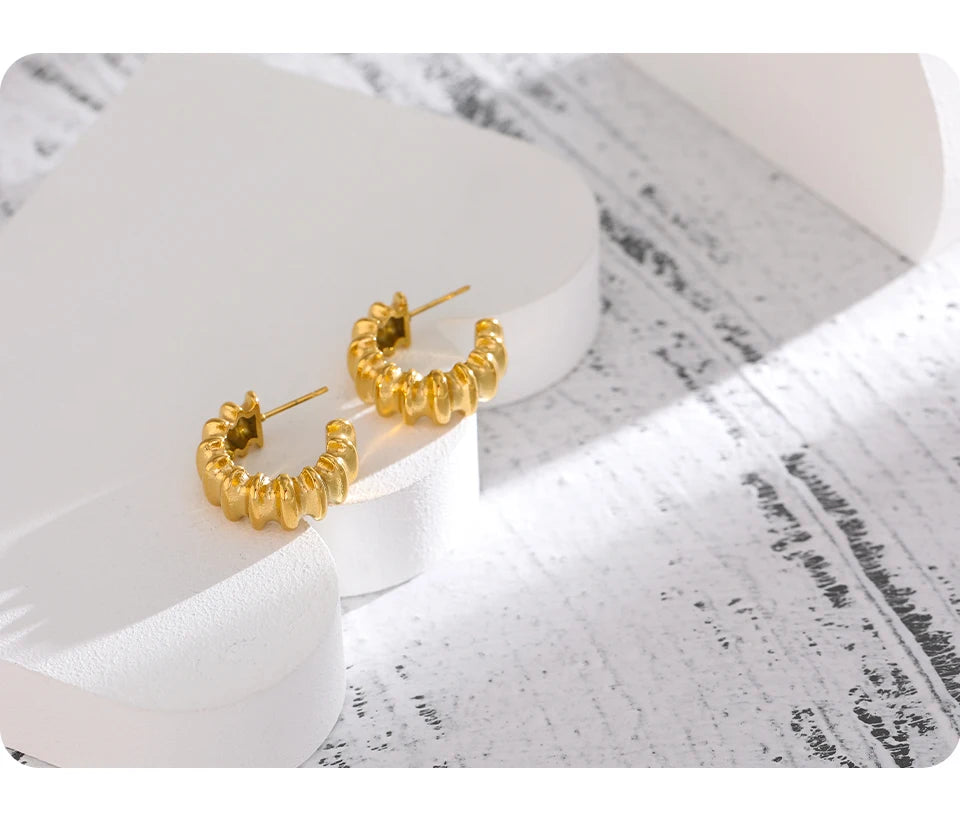Minimalist geometric earrings in 18K gold-plated stainless steel.