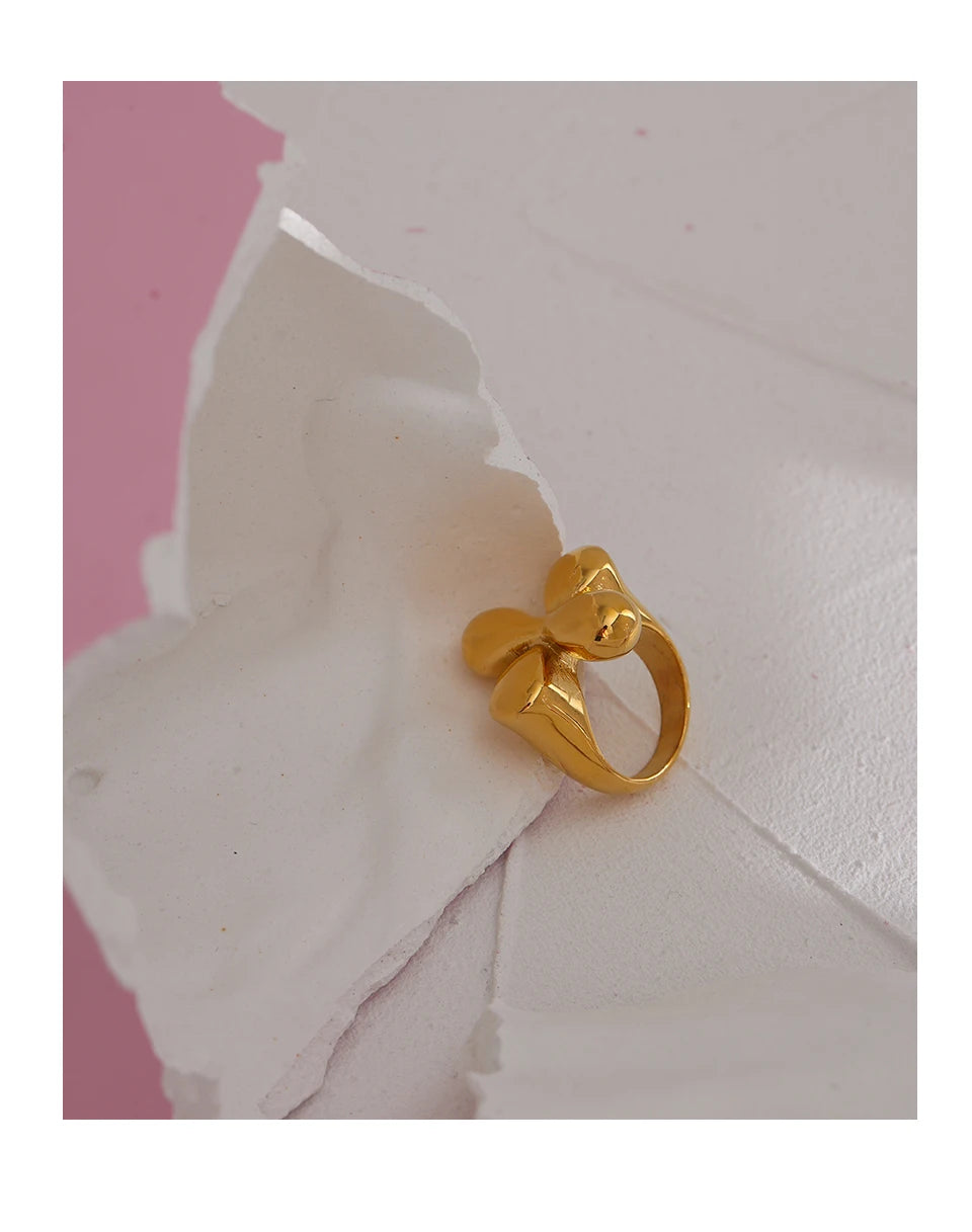 Hammered geometric ring in 18K gold-plated stainless steel.