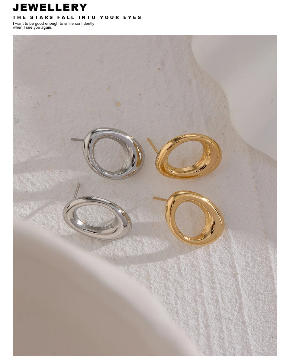 Minimalist geometric earrings in gold-plated stainless steel.