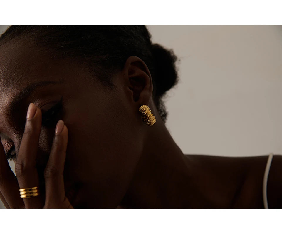 Minimalist geometric earrings in 18K gold-plated stainless steel.