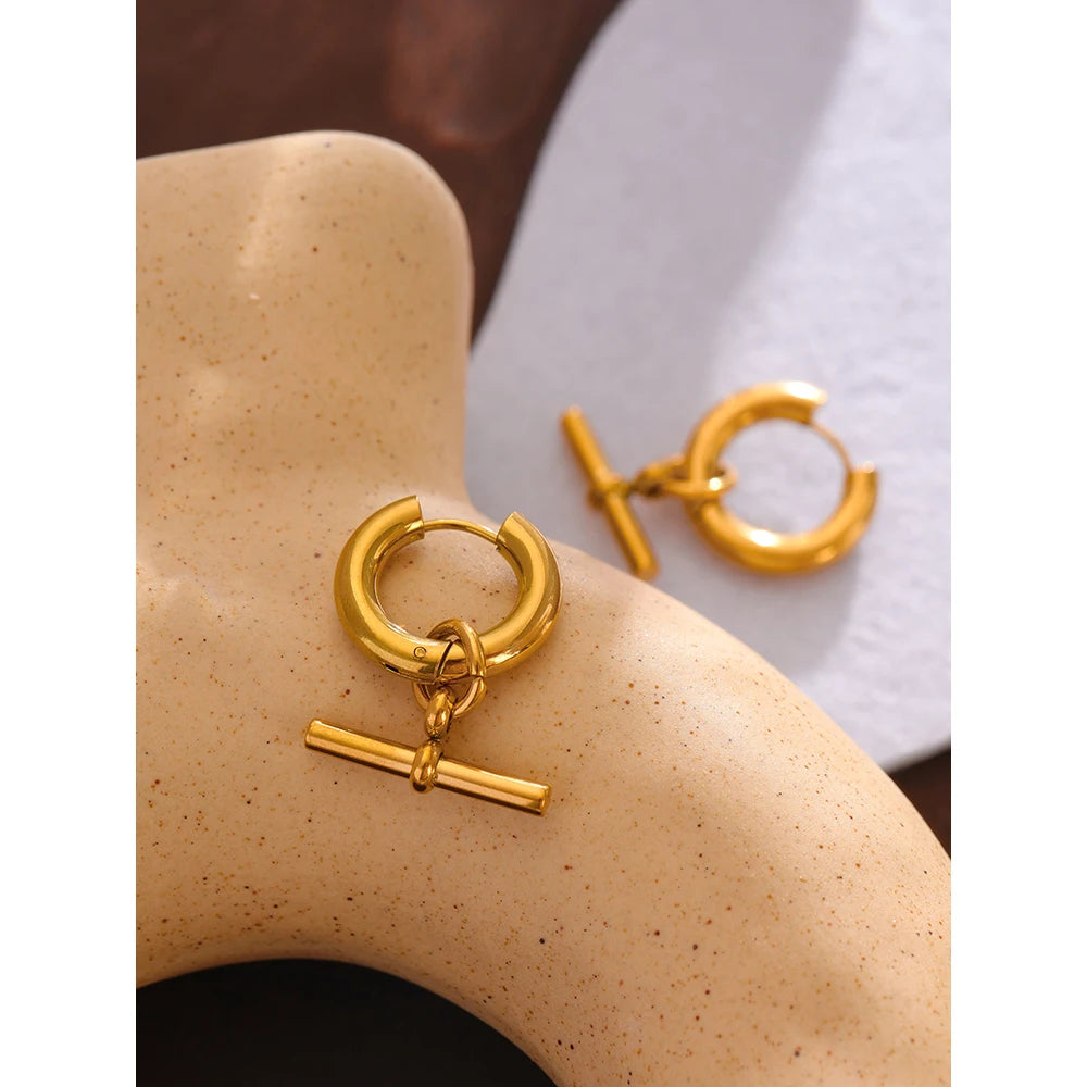 Geometric earrings in gold-plated stainless steel.