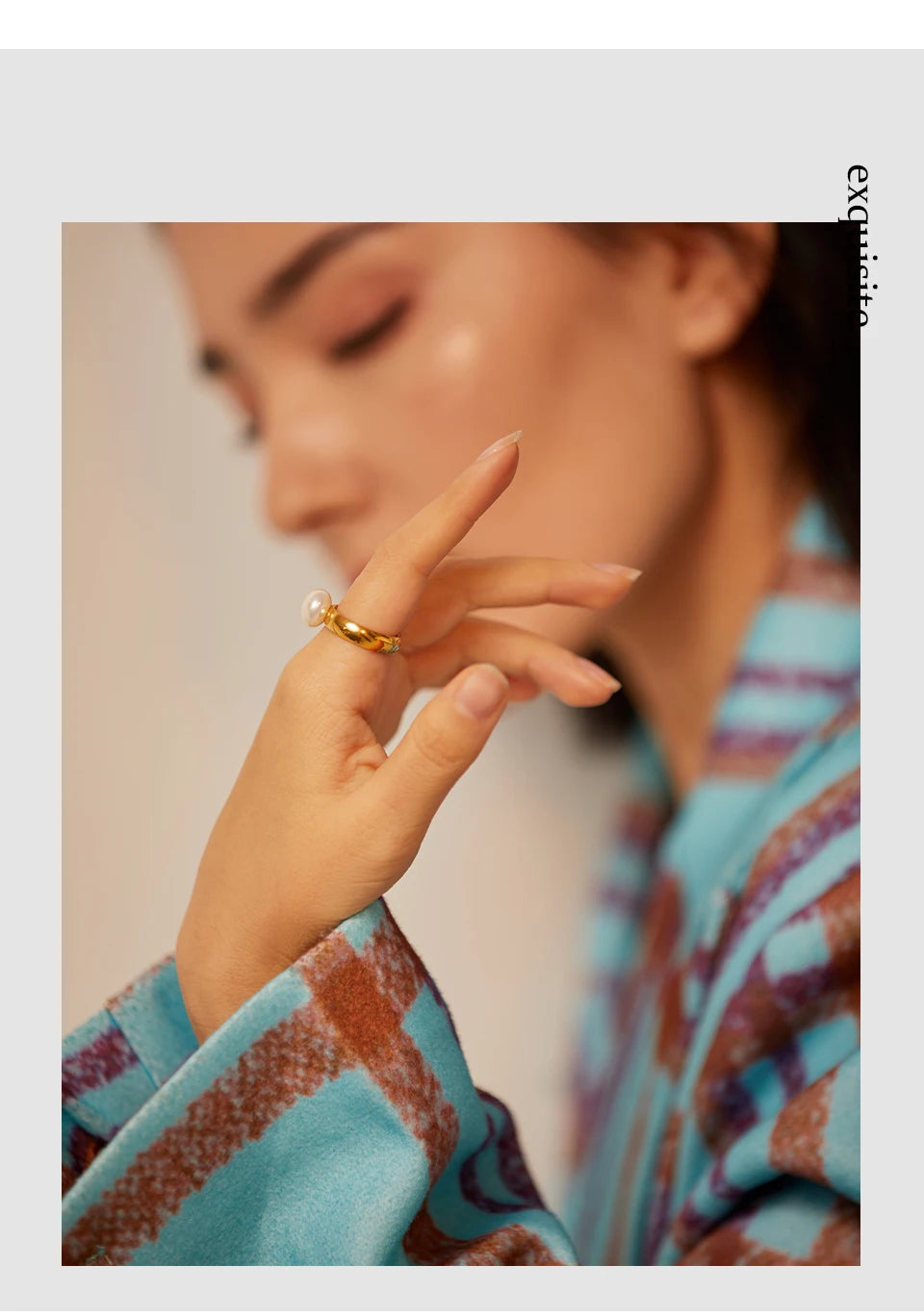 Pearl shell geometric ring in 18K gold-plated stainless steel with pearl and shell.