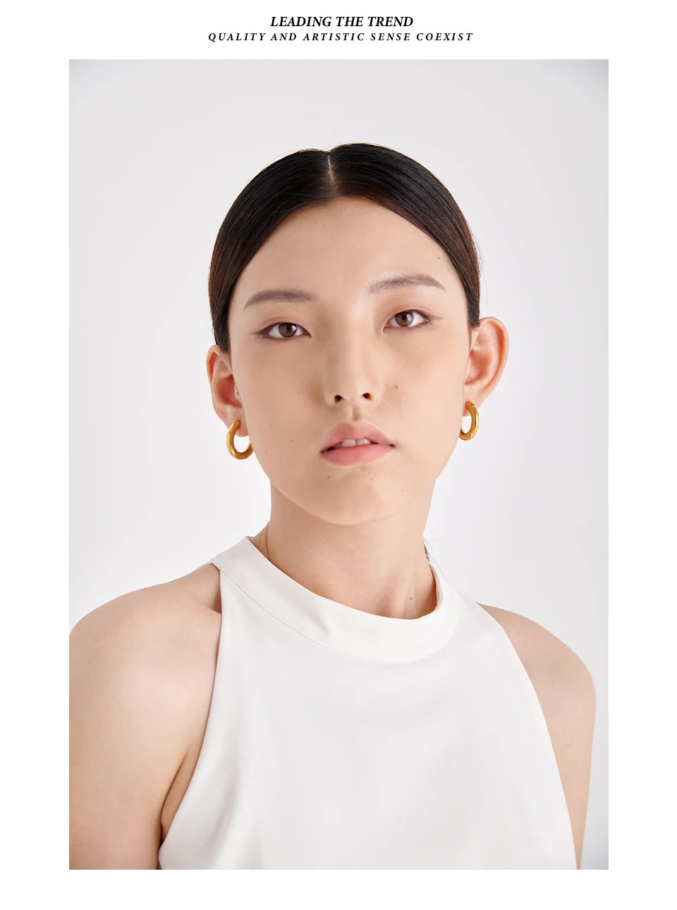 Minimalist geometric earrings in gold-plated stainless steel.