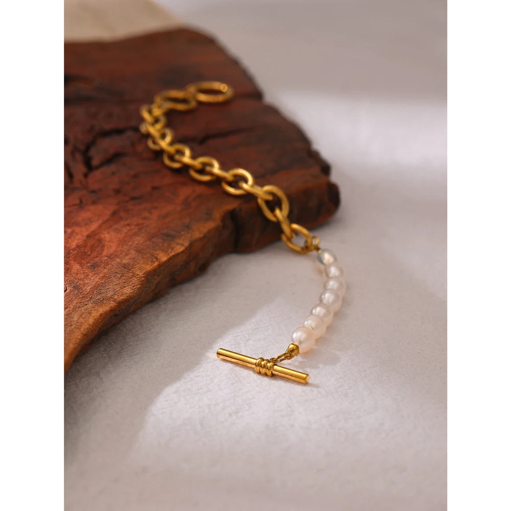 Freshwater pearl geometric chain necklace in 18K gold-plated stainless steel with freshwater pearl.