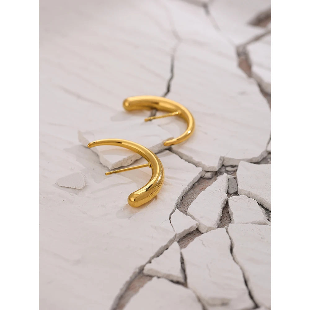 Geometric earrings in gold-plated stainless steel.