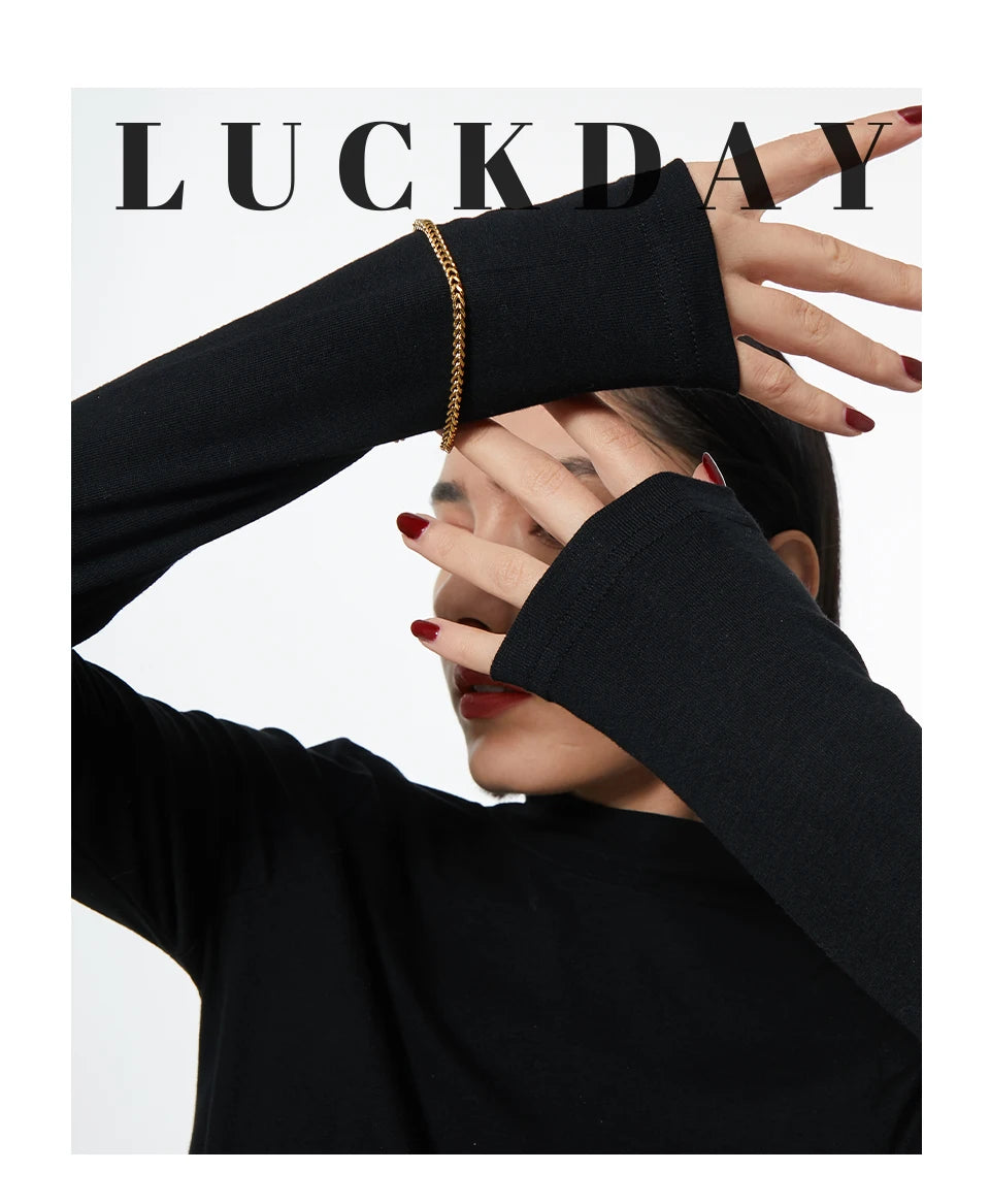 Minimalist geometric chain necklace in gold-plated stainless steel.