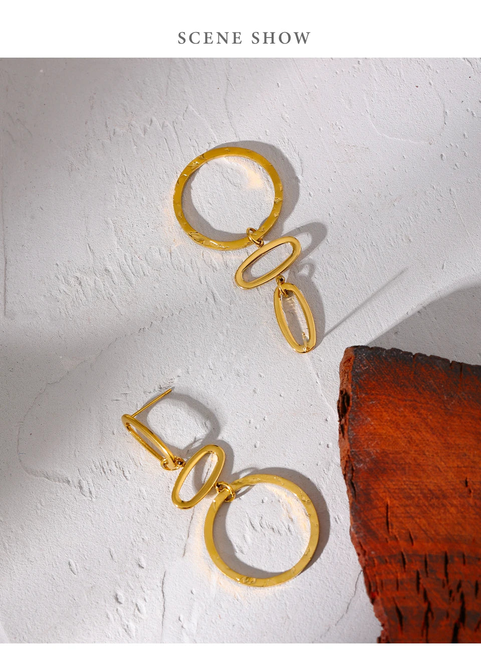 Hammered minimalist geometric earrings in gold-plated stainless steel.