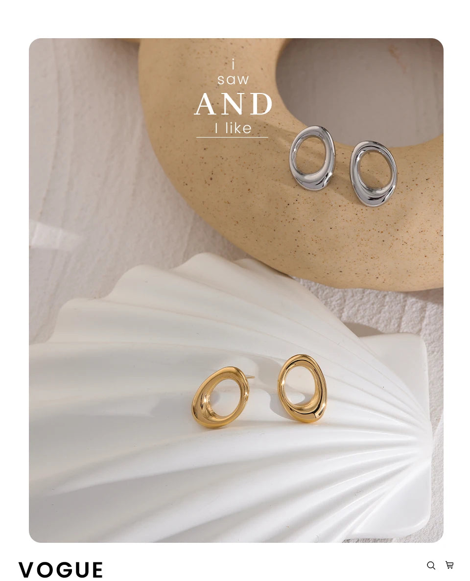 Minimalist geometric earrings in gold-plated stainless steel.
