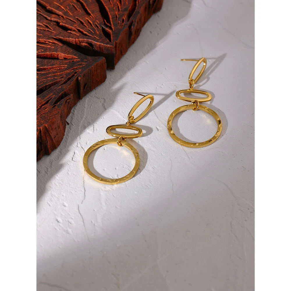 Hammered minimalist geometric earrings in gold-plated stainless steel.