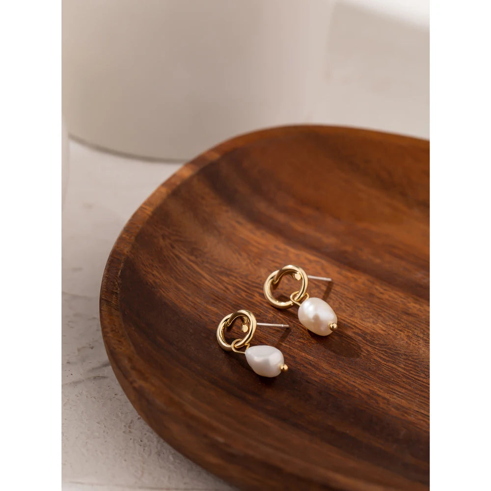 Freshwater pearl minimalist geometric earrings in copper with freshwater pearl.