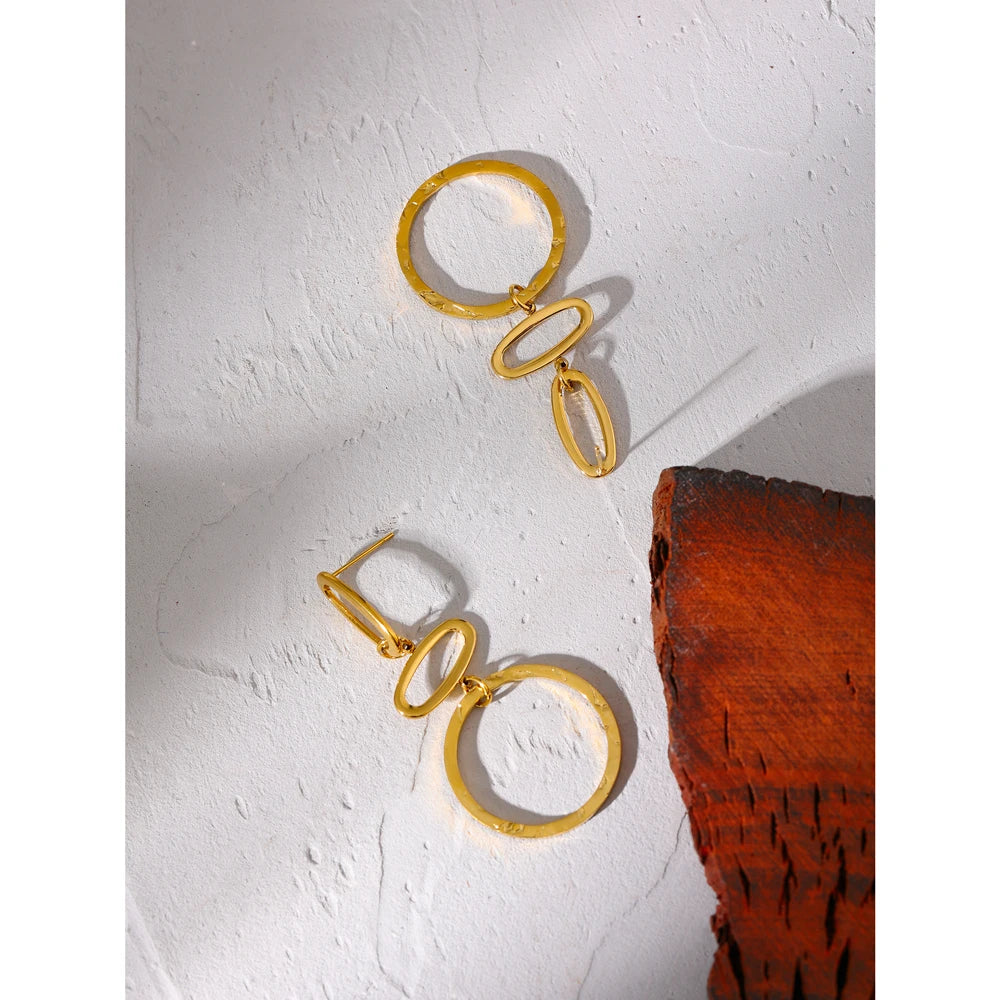 Hammered minimalist geometric earrings in gold-plated stainless steel.