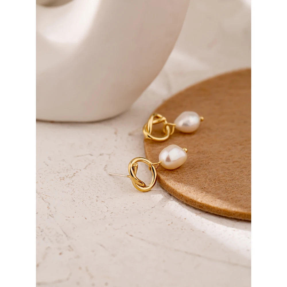Freshwater pearl minimalist geometric earrings in copper with freshwater pearl.