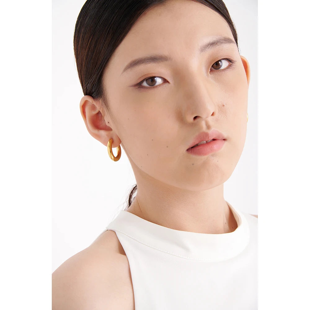 Minimalist geometric earrings in gold-plated stainless steel.
