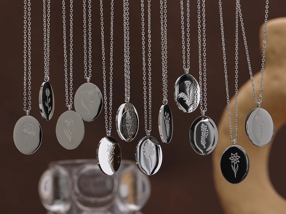 Flower chain necklace in gold-plated stainless steel.