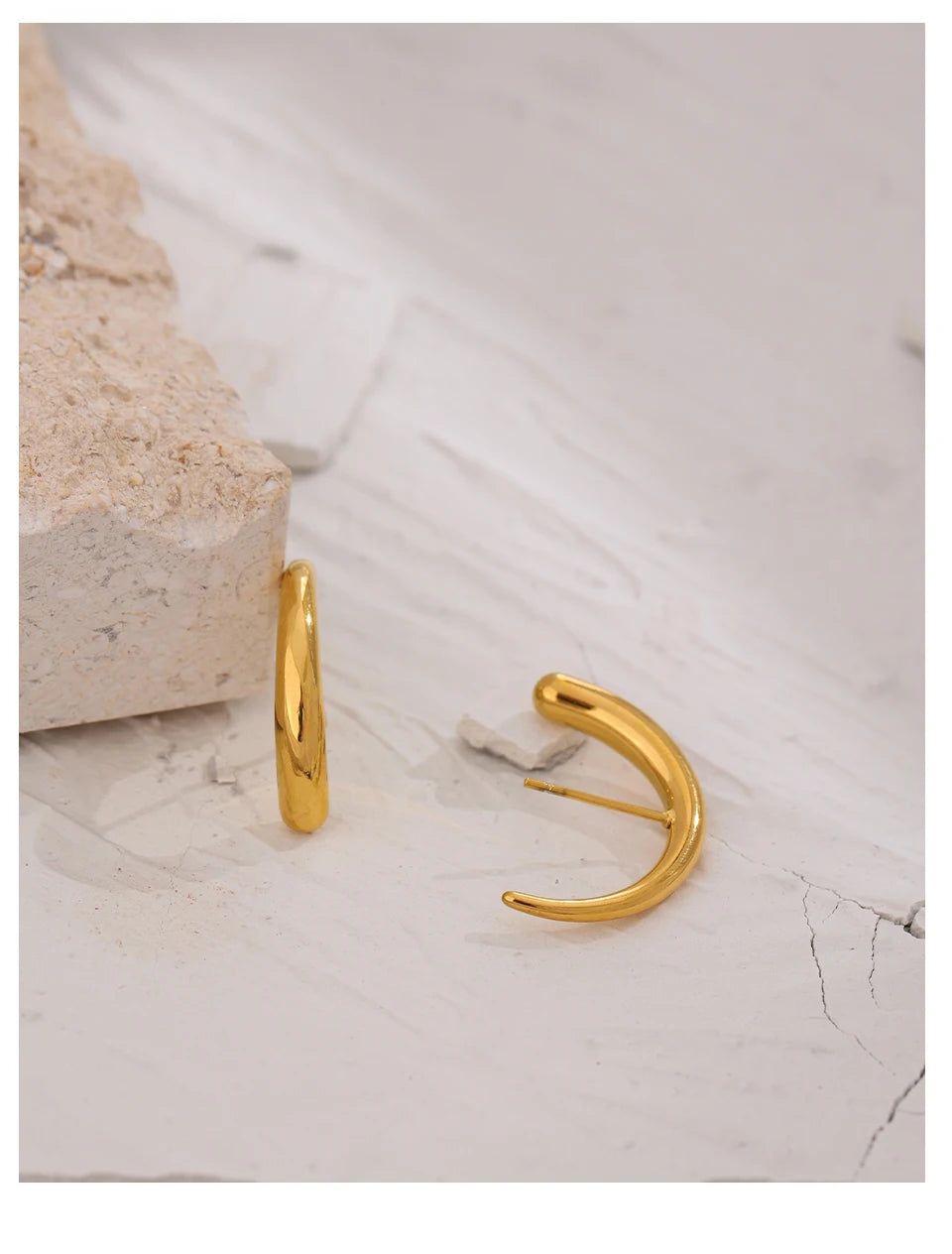 Geometric earrings in gold-plated stainless steel.