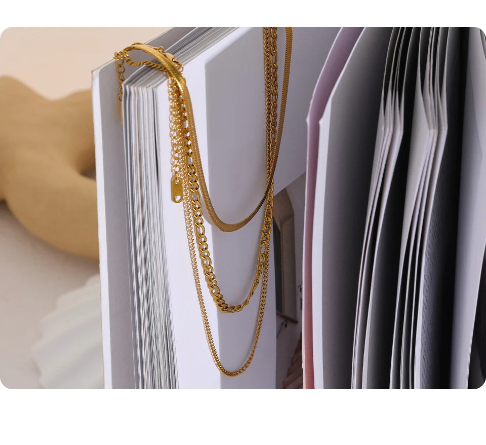Geometric chain layered necklace in gold-plated stainless steel.