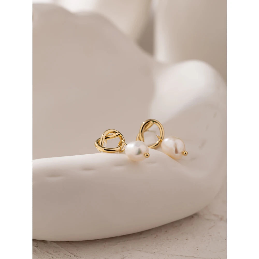 Freshwater pearl minimalist geometric earrings in copper with freshwater pearl.
