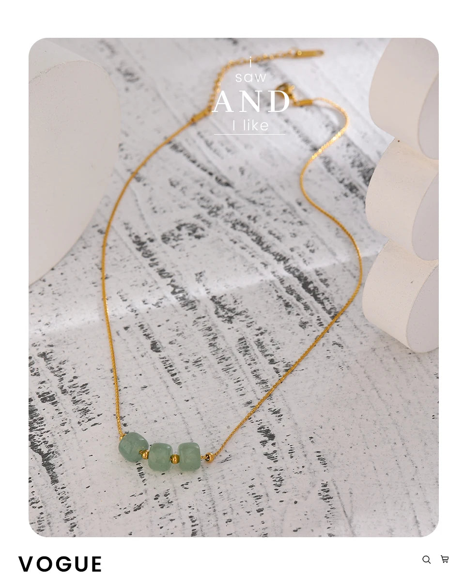 Green natural stone geometric necklace in 18K gold-plated stainless steel with natural stone.