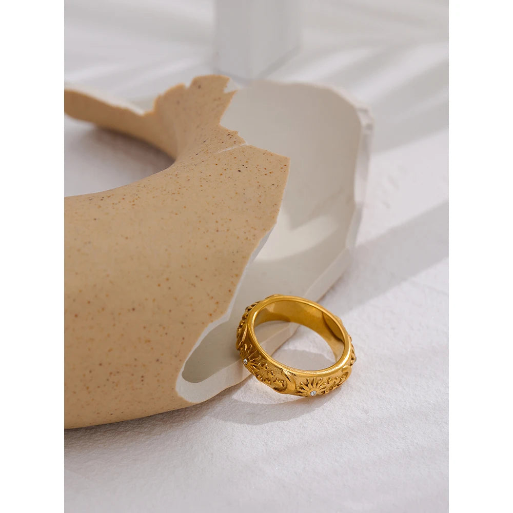 Star moon sun ring in 18K gold-plated stainless steel.