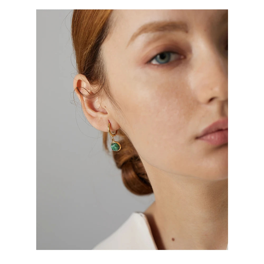 Green natural stone geometric earrings in gold-plated stainless steel with natural stone.