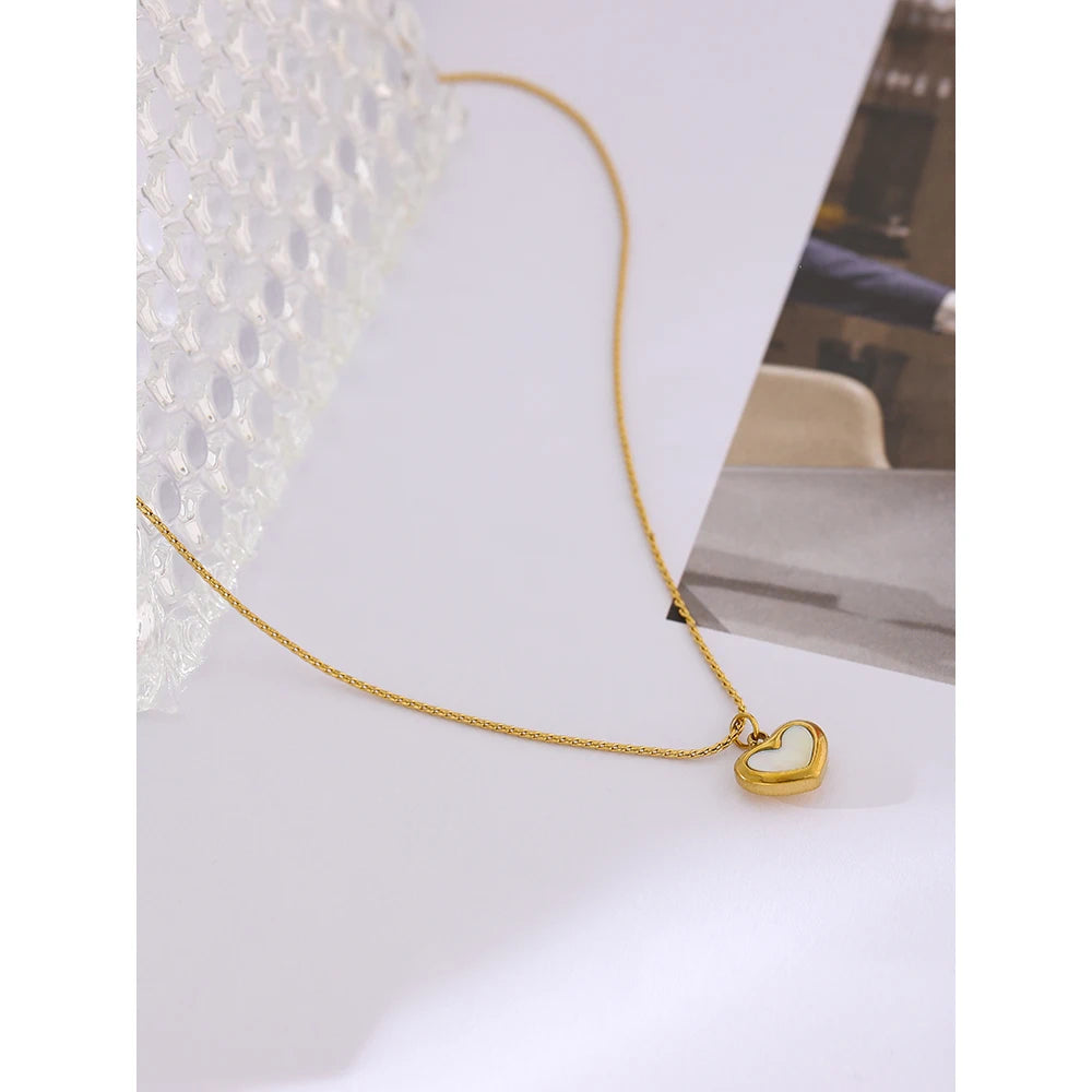 Shell heart geometric necklace in 18K gold-plated stainless steel with shell.