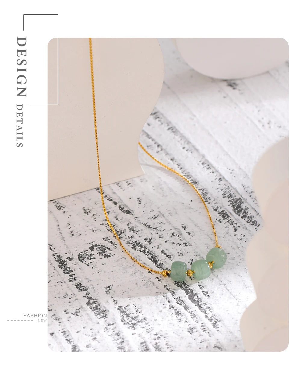 Green natural stone geometric necklace in 18K gold-plated stainless steel with natural stone.
