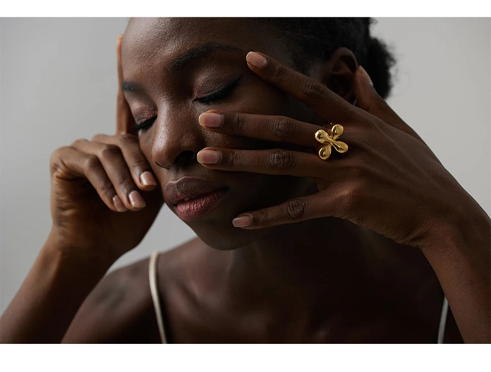Hammered geometric ring in 18K gold-plated stainless steel.