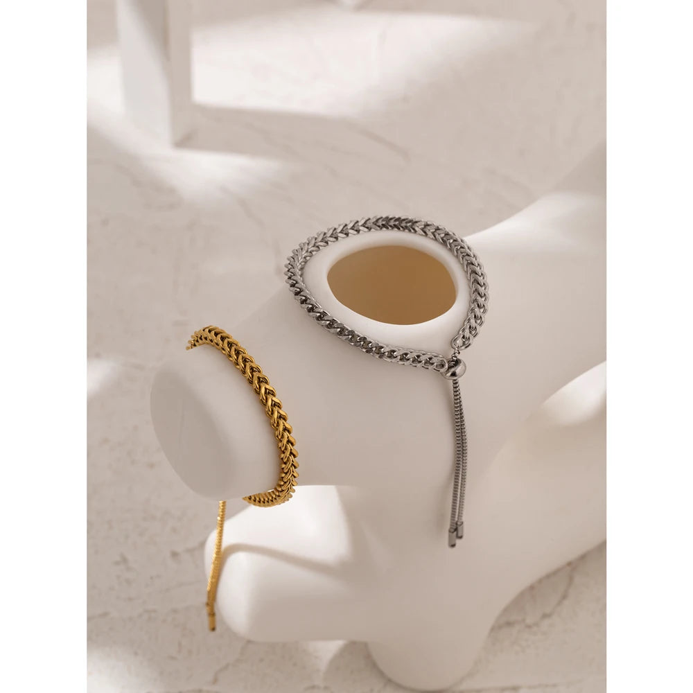 Minimalist geometric chain necklace in gold-plated stainless steel.