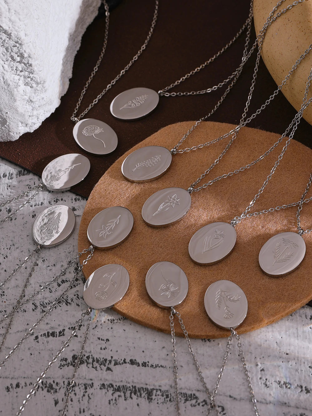 Flower chain necklace in gold-plated stainless steel.