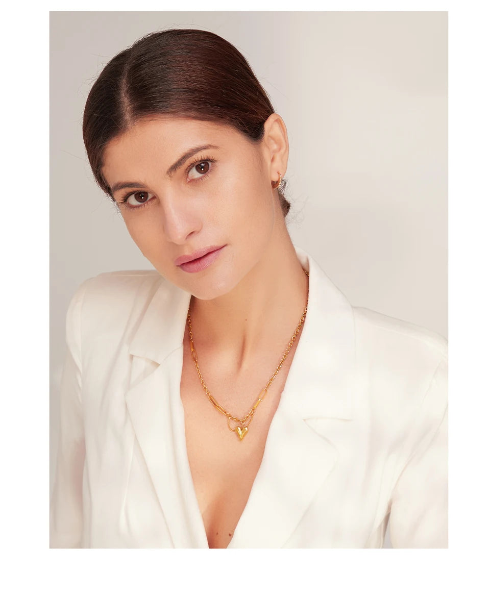 Heart hammered geometric necklace in 18K gold-plated stainless steel.