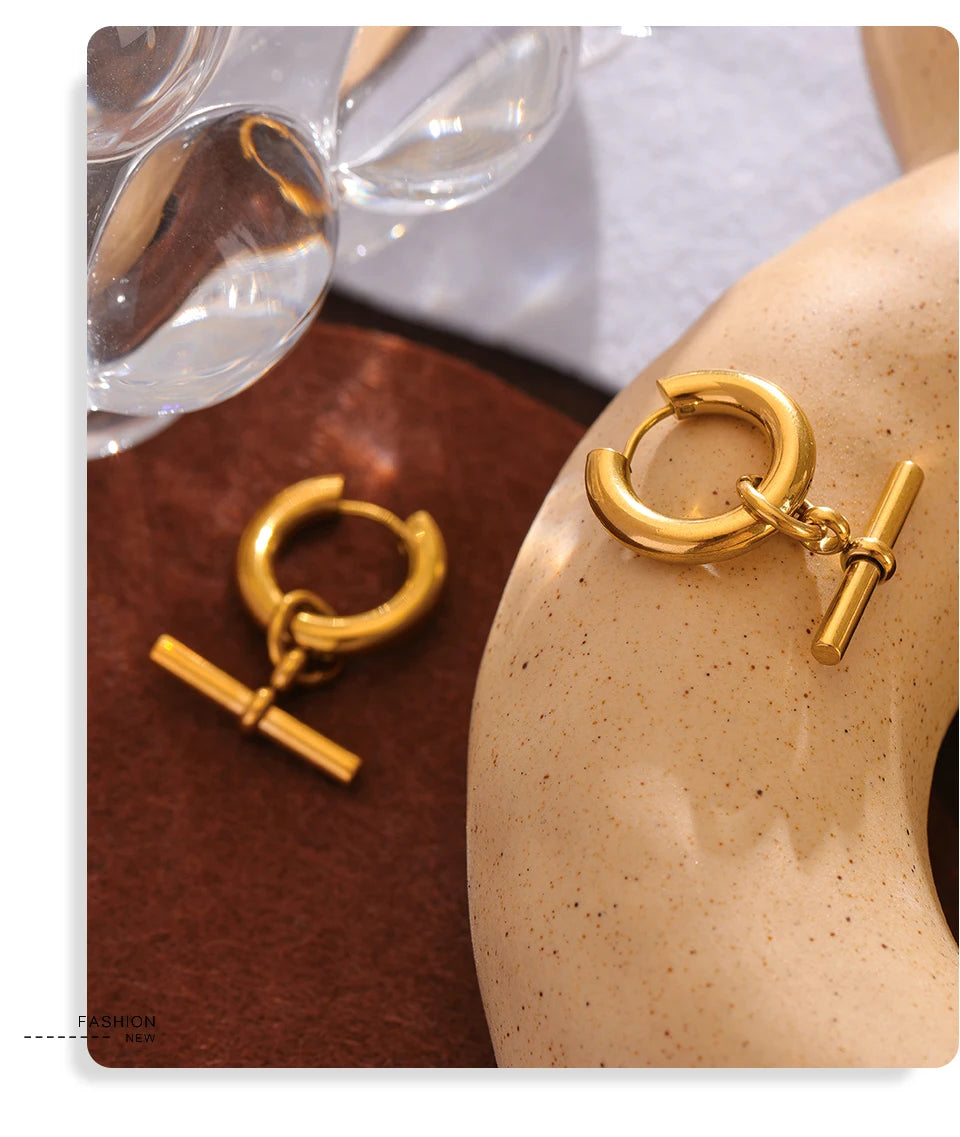 Geometric earrings in gold-plated stainless steel.