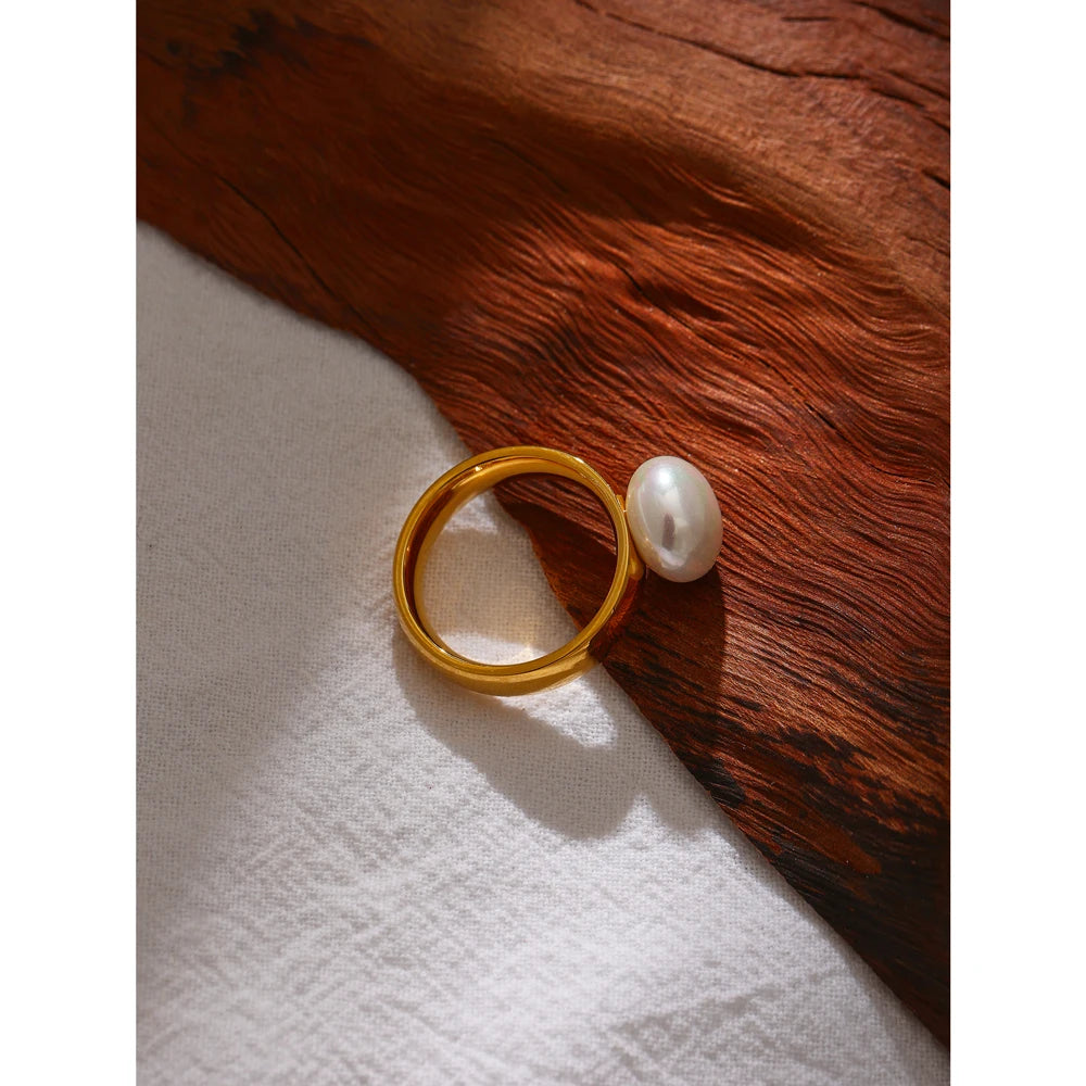 Pearl shell geometric ring in 18K gold-plated stainless steel with pearl and shell.