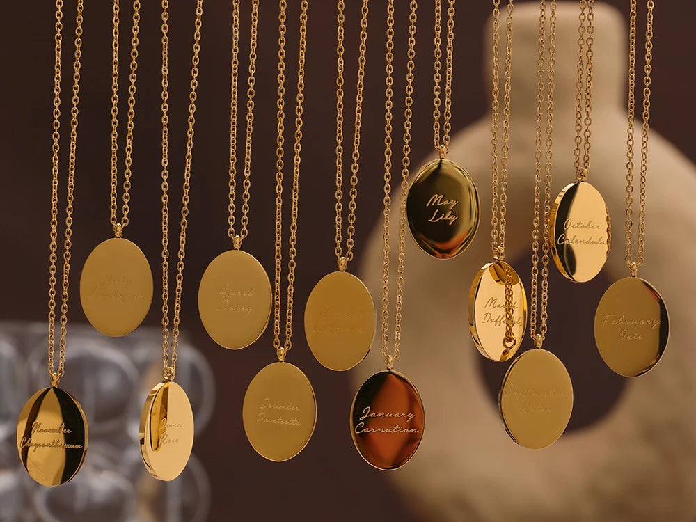 Flower chain necklace in gold-plated stainless steel.