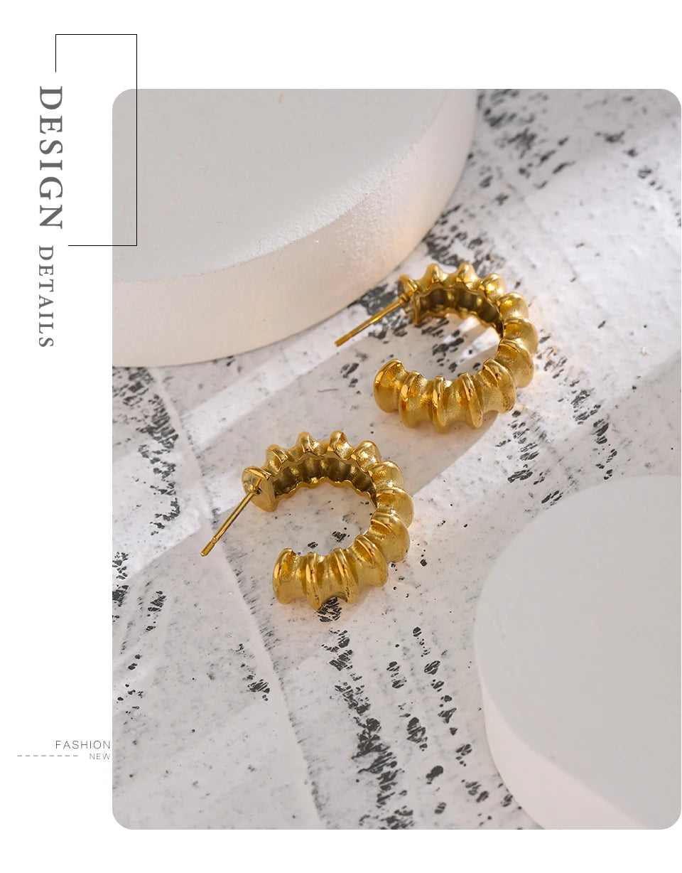 Minimalist geometric earrings in 18K gold-plated stainless steel.