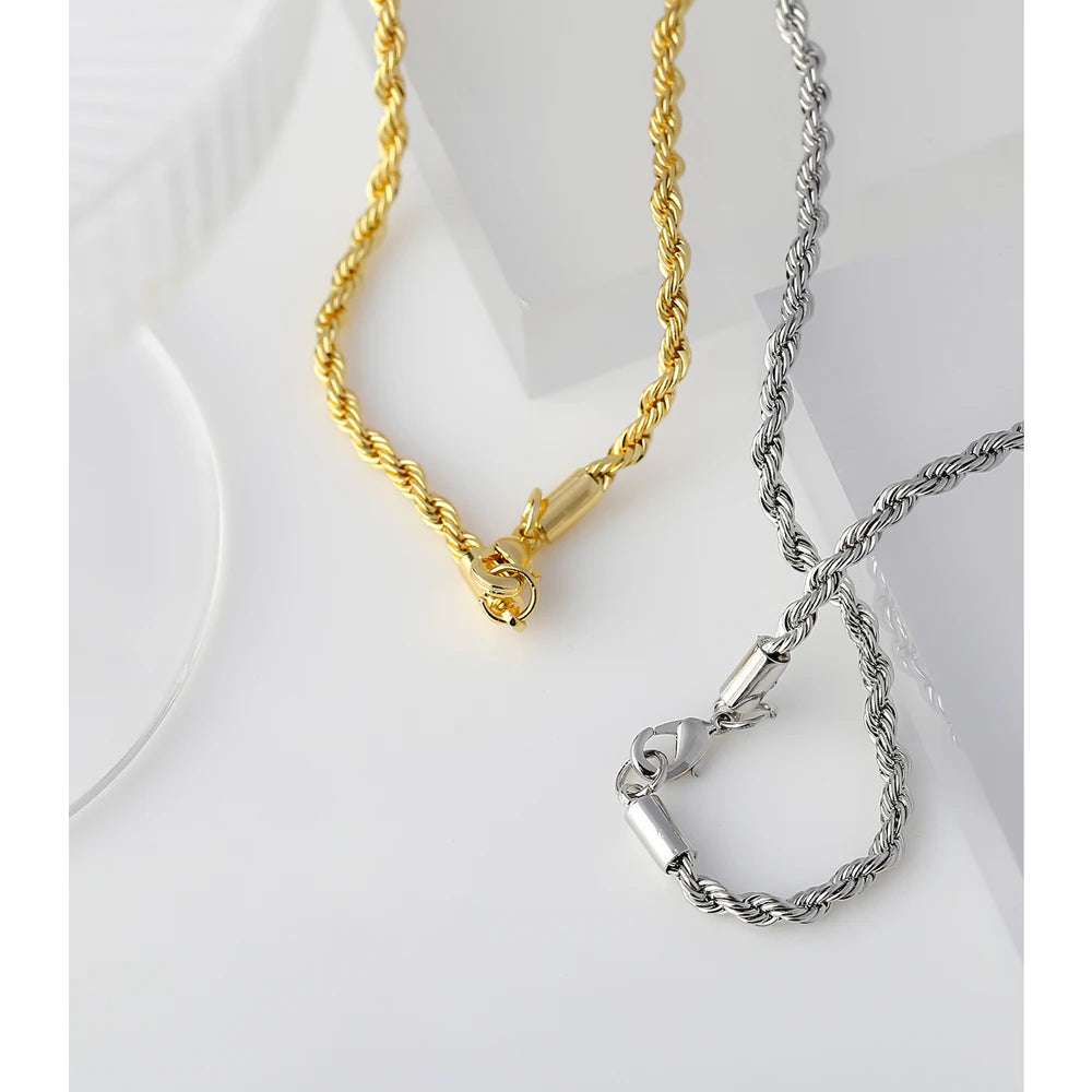 Minimalist geometric chain necklace in gold-plated stainless steel.